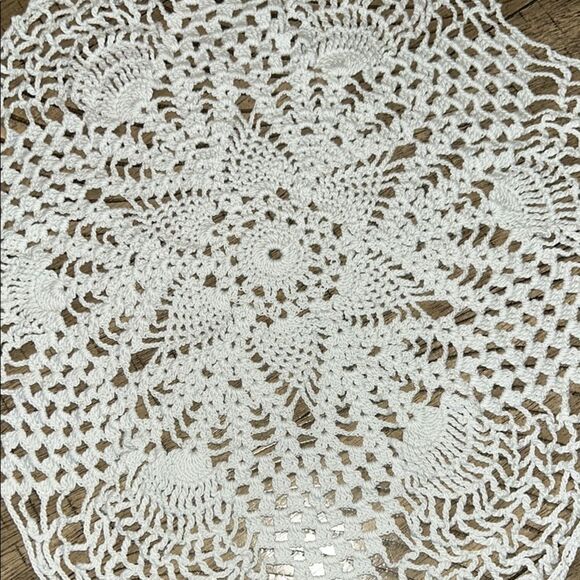 Elegant Vintage 1970s Handmade White Crochet Doilies Set - Picture 8 of 17